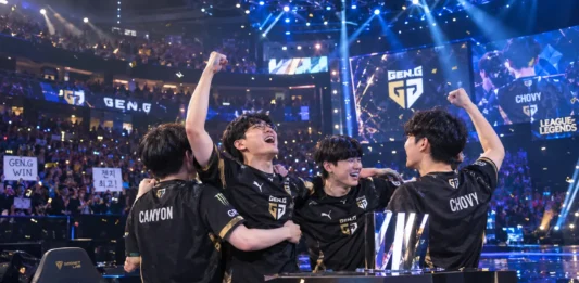 Movistar KOI Defeat Vitality 3-2 to Reach LEC Summer Top Four Movistar KOI players celebrating LEC playoff win